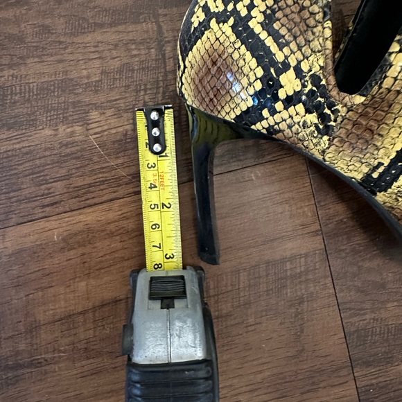 Zara SnakeSkin Pointed Toe Heels - Picture 3 of 4